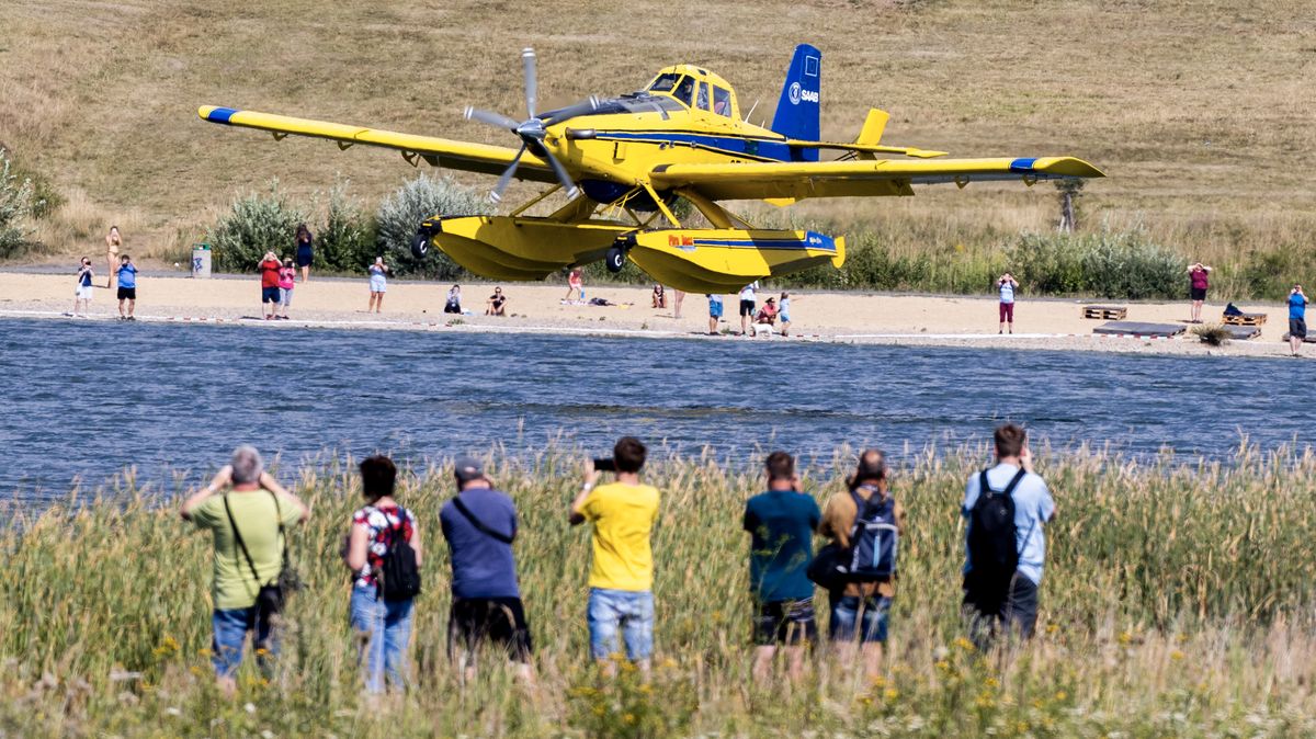 Švédská letadla Air Tractor v akci. Takhle nabírají vodu z Milady